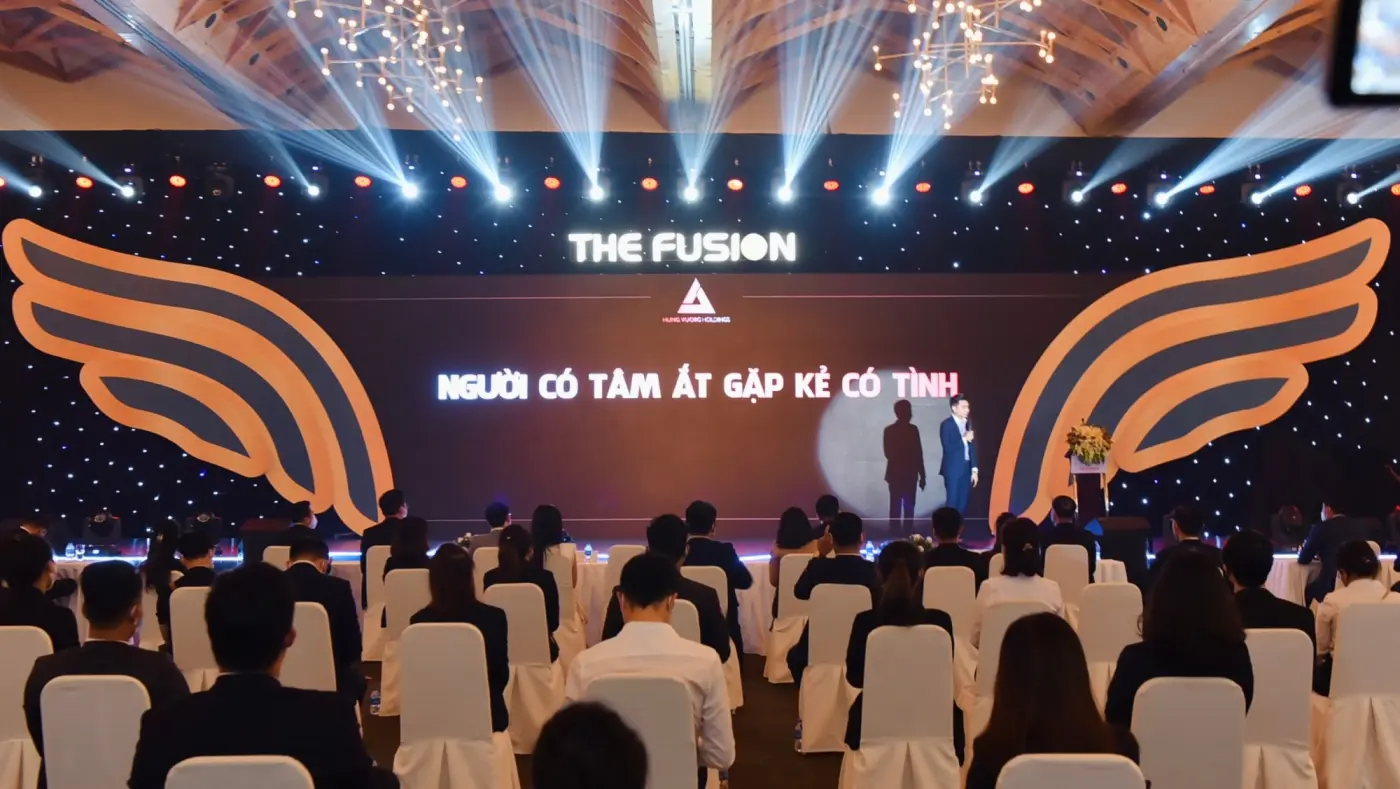 Việt Anh chia sẻ trên sân khấu sự kiện The Fusion trước khán phòng đông người