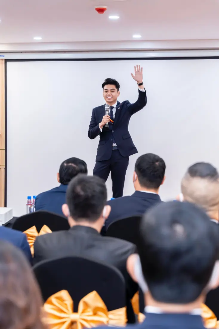 Việt Anh đứng lớp, giơ tay chào học viên