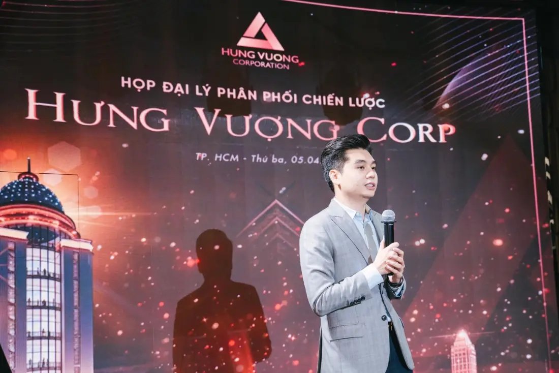 Việt Anh phát biểu tại buổi họp đại lý phân phối chiến lược Hưng Vượng Corp