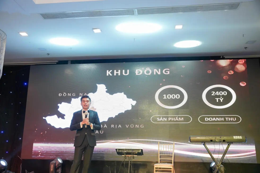 Việt Anh trình bày trên sân khấu, màn hình chiếu bản đồ khu Đông